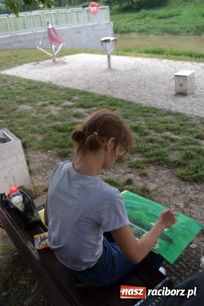 Zdjęcie w galerii na portalu naszraciborz.pl: Plener malarski na przystani kajakowej wiadomości z regionu