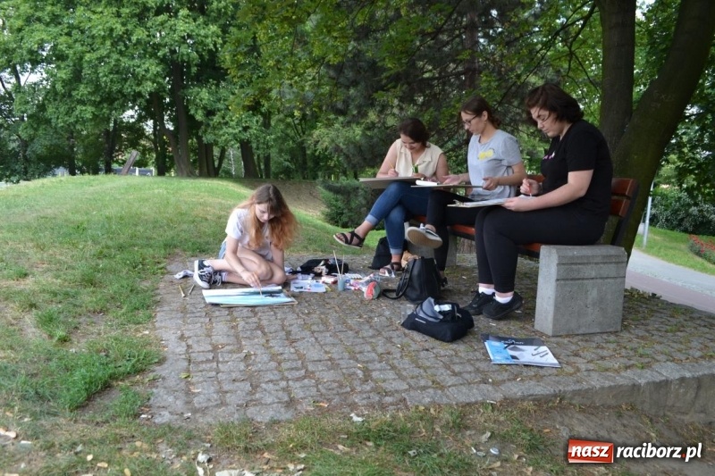 Zdjęcie w galerii na portalu naszraciborz.pl: Plener malarski na przystani kajakowej wiadomości z regionu