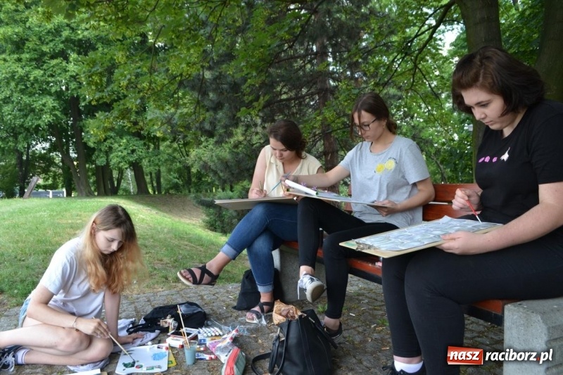 Zdjęcie w galerii na portalu naszraciborz.pl: Plener malarski na przystani kajakowej wiadomości z regionu