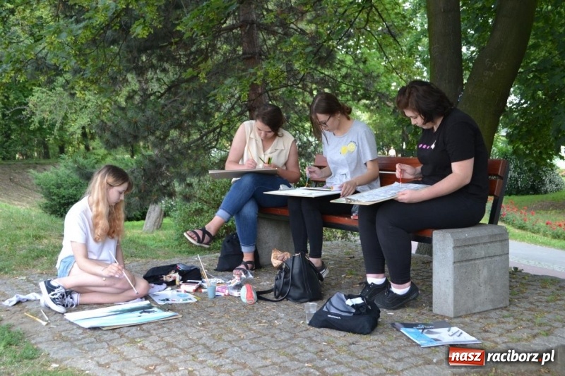 Zdjęcie w galerii na portalu naszraciborz.pl: Plener malarski na przystani kajakowej wiadomości z regionu