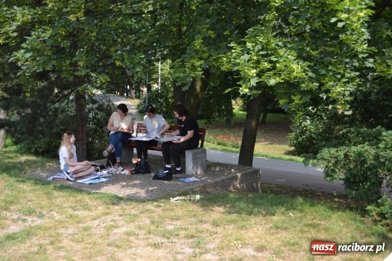 Zdjęcie w galerii na portalu naszraciborz.pl: Plener malarski na przystani kajakowej wiadomości z regionu