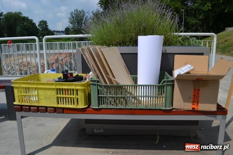 Zdjęcie w galerii na portalu naszraciborz.pl: Plener malarski na przystani kajakowej wiadomości z regionu