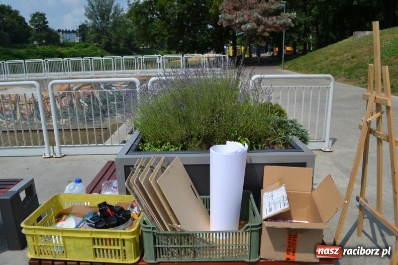 Zdjęcie w galerii na portalu naszraciborz.pl: Plener malarski na przystani kajakowej wiadomości z regionu