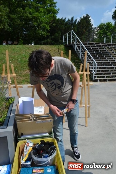 Zdjęcie w galerii na portalu naszraciborz.pl: Plener malarski na przystani kajakowej wiadomości z regionu