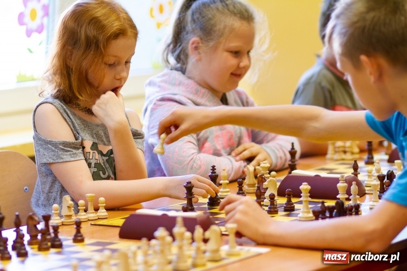 Zdjęcie w galerii na portalu naszraciborz.pl: Miejski Turniej Szachowy o Puchar Dyrektora Szkoły Podstawowej numer 13 wiadomości z regionu