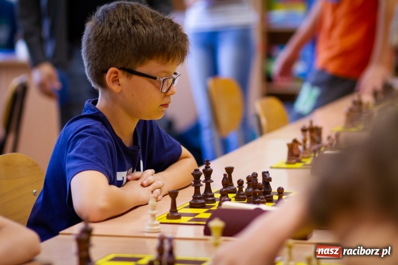 Zdjęcie w galerii na portalu naszraciborz.pl: Miejski Turniej Szachowy o Puchar Dyrektora Szkoły Podstawowej numer 13 wiadomości z regionu