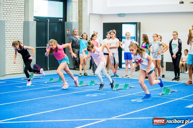 Zdjęcie w galerii na portalu naszraciborz.pl: Mały Memoriał Lekkoatletyczny im. Janusza Kusocińskiego w ZSOMS  wiadomości z regionu