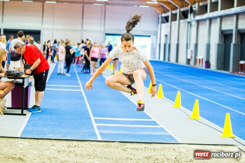 Zdjęcie w galerii na portalu naszraciborz.pl: Mały Memoriał Lekkoatletyczny im. Janusza Kusocińskiego w ZSOMS  wiadomości z regionu