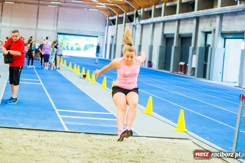 Zdjęcie w galerii na portalu naszraciborz.pl: Mały Memoriał Lekkoatletyczny im. Janusza Kusocińskiego w ZSOMS  wiadomości z regionu