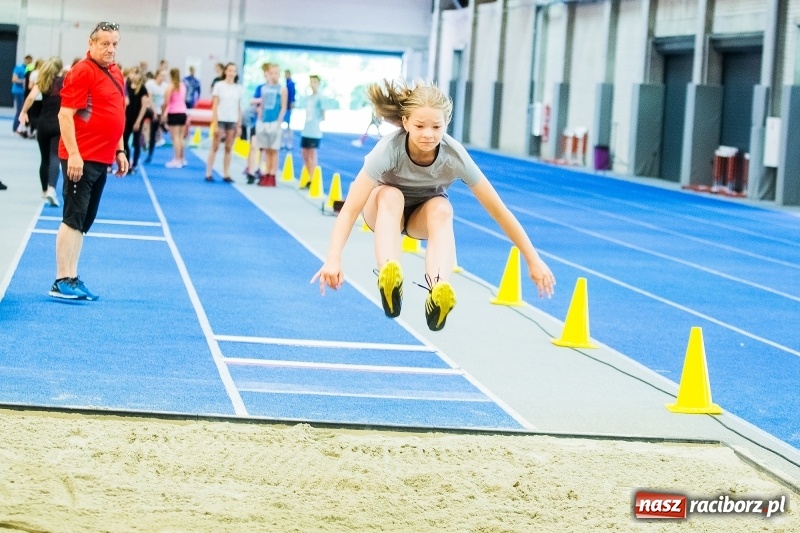Zdjęcie w galerii na portalu naszraciborz.pl: Mały Memoriał Lekkoatletyczny im. Janusza Kusocińskiego w ZSOMS  wiadomości z regionu