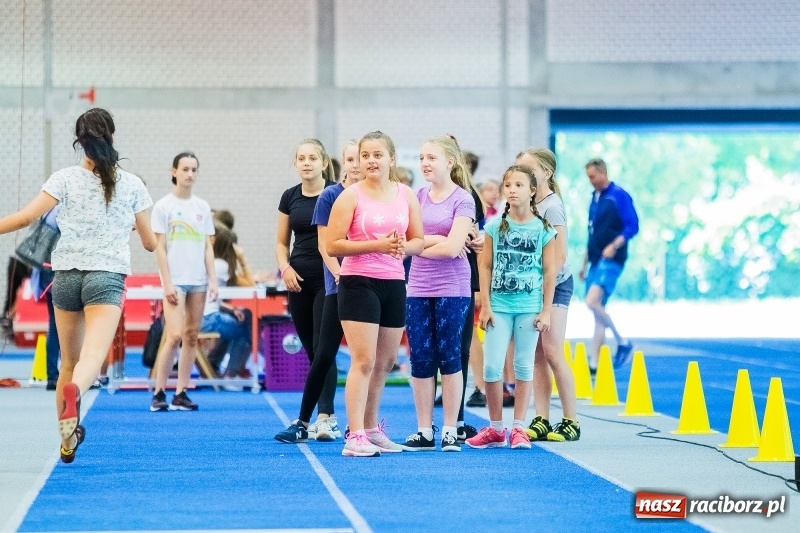 Zdjęcie w galerii na portalu naszraciborz.pl: Mały Memoriał Lekkoatletyczny im. Janusza Kusocińskiego w ZSOMS  wiadomości z regionu