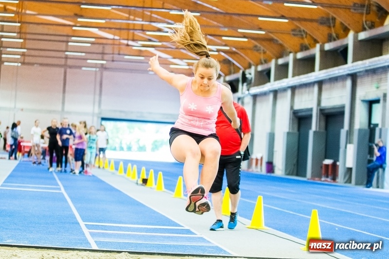 Zdjęcie w galerii na portalu naszraciborz.pl: Mały Memoriał Lekkoatletyczny im. Janusza Kusocińskiego w ZSOMS  wiadomości z regionu
