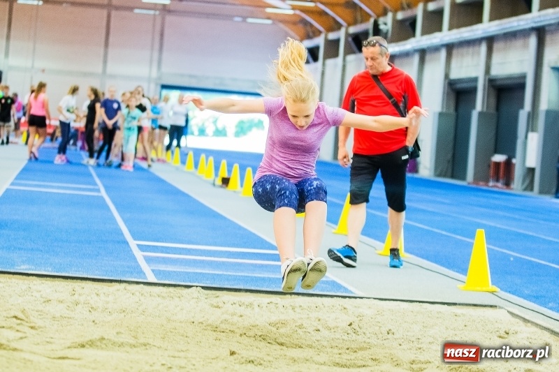 Zdjęcie w galerii na portalu naszraciborz.pl: Mały Memoriał Lekkoatletyczny im. Janusza Kusocińskiego w ZSOMS  wiadomości z regionu