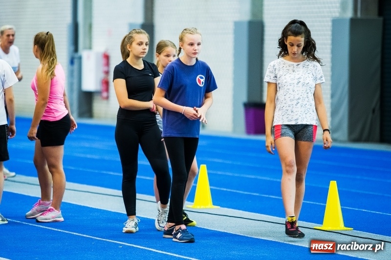 Zdjęcie w galerii na portalu naszraciborz.pl: Mały Memoriał Lekkoatletyczny im. Janusza Kusocińskiego w ZSOMS  wiadomości z regionu