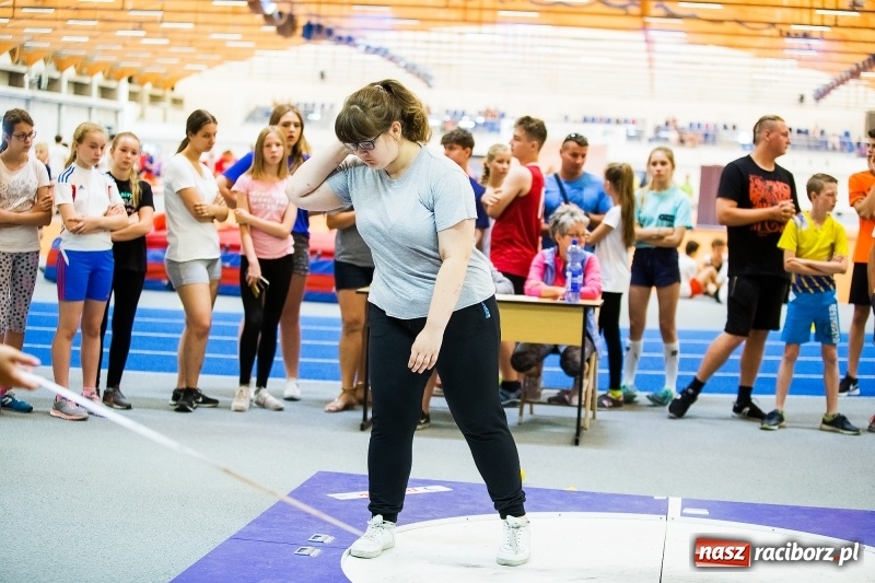 Zdjęcie w galerii na portalu naszraciborz.pl: Mały Memoriał Lekkoatletyczny im. Janusza Kusocińskiego w ZSOMS  wiadomości z regionu