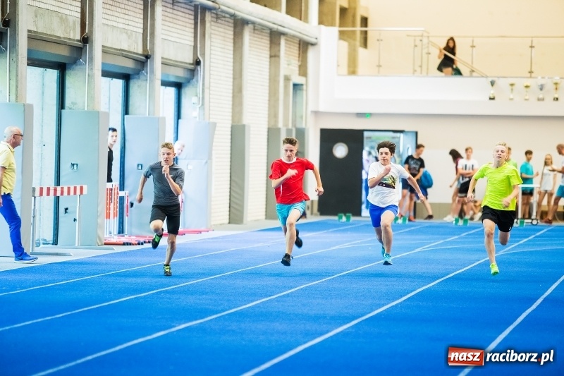 Zdjęcie w galerii na portalu naszraciborz.pl: Mały Memoriał Lekkoatletyczny im. Janusza Kusocińskiego w ZSOMS  wiadomości z regionu