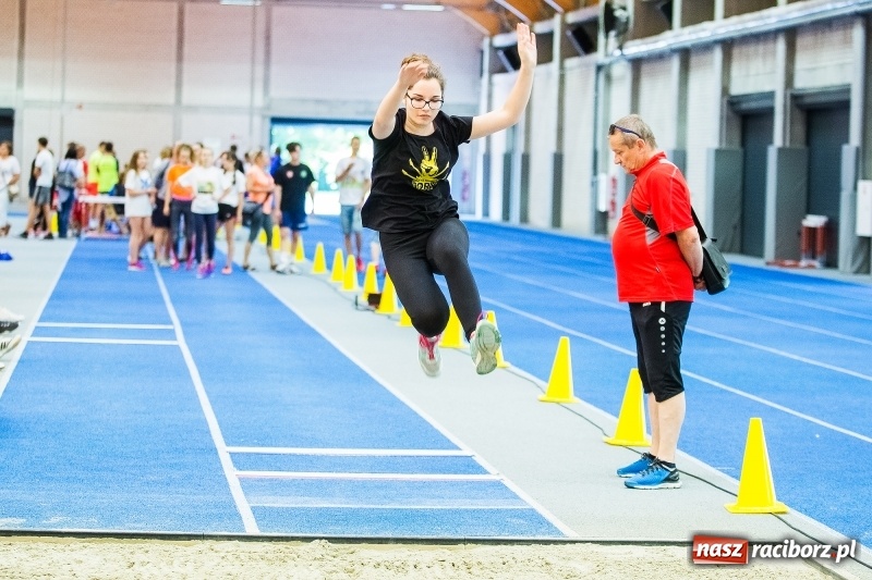 Zdjęcie w galerii na portalu naszraciborz.pl: Mały Memoriał Lekkoatletyczny im. Janusza Kusocińskiego w ZSOMS  wiadomości z regionu