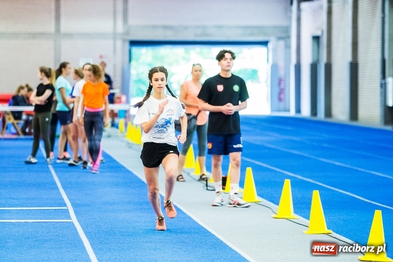 Zdjęcie w galerii na portalu naszraciborz.pl: Mały Memoriał Lekkoatletyczny im. Janusza Kusocińskiego w ZSOMS  wiadomości z regionu