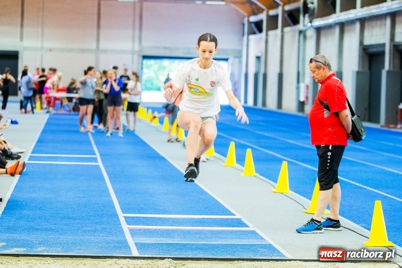 Zdjęcie w galerii na portalu naszraciborz.pl: Mały Memoriał Lekkoatletyczny im. Janusza Kusocińskiego w ZSOMS  wiadomości z regionu
