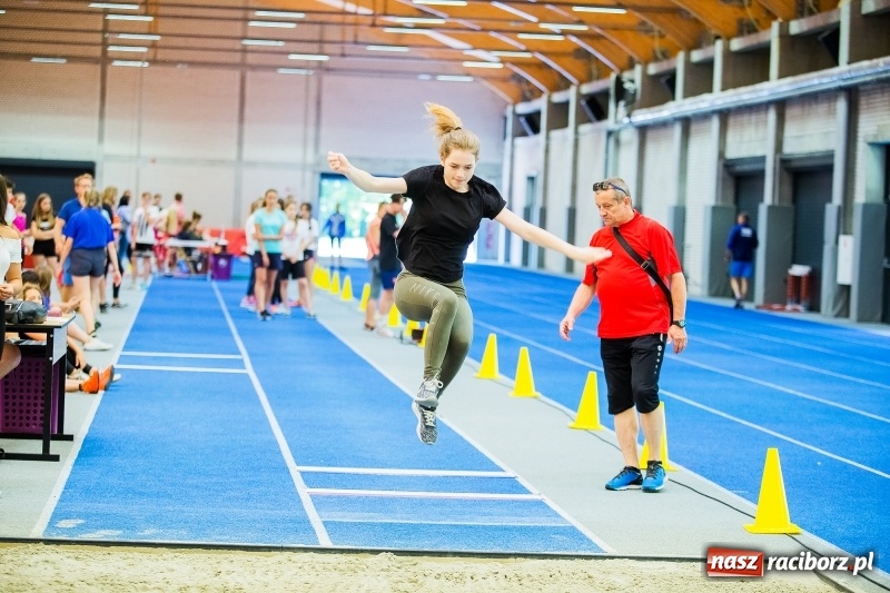 Zdjęcie w galerii na portalu naszraciborz.pl: Mały Memoriał Lekkoatletyczny im. Janusza Kusocińskiego w ZSOMS  wiadomości z regionu