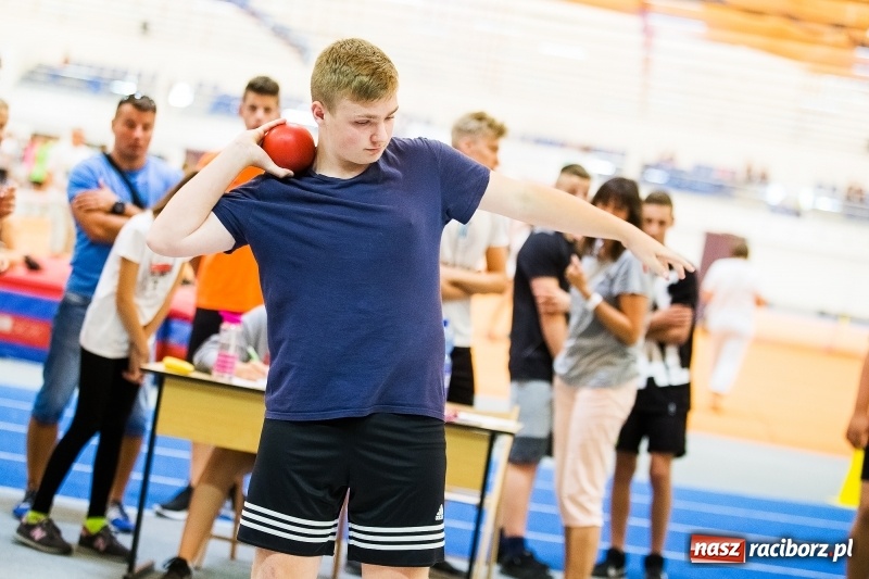Zdjęcie w galerii na portalu naszraciborz.pl: Mały Memoriał Lekkoatletyczny im. Janusza Kusocińskiego w ZSOMS  wiadomości z regionu