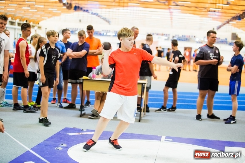 Zdjęcie w galerii na portalu naszraciborz.pl: Mały Memoriał Lekkoatletyczny im. Janusza Kusocińskiego w ZSOMS  wiadomości z regionu