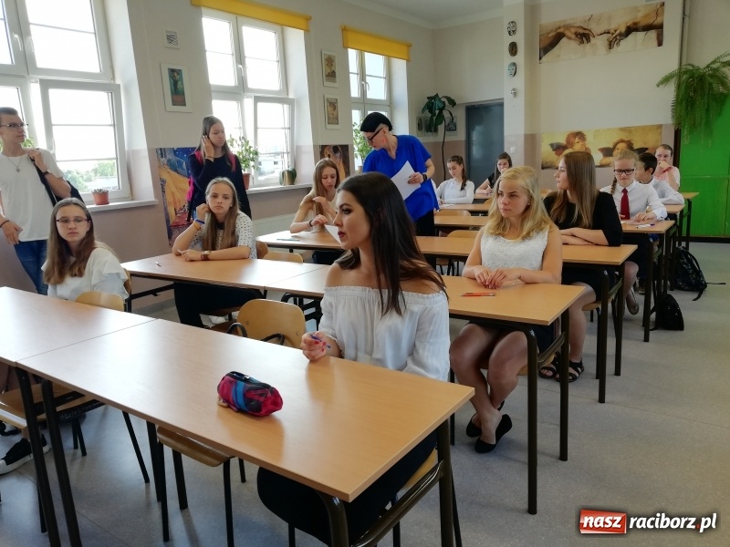 Zdjęcie w galerii na portalu naszraciborz.pl:  W szranki z ortografią w II LO. Znamy mistrzów 25. edycji wiadomości z regionu