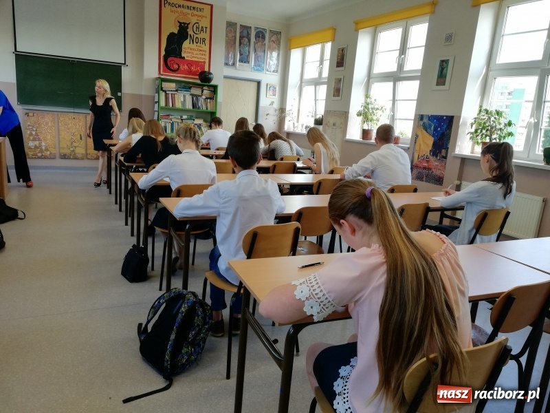 Zdjęcie w galerii na portalu naszraciborz.pl:  W szranki z ortografią w II LO. Znamy mistrzów 25. edycji wiadomości z regionu