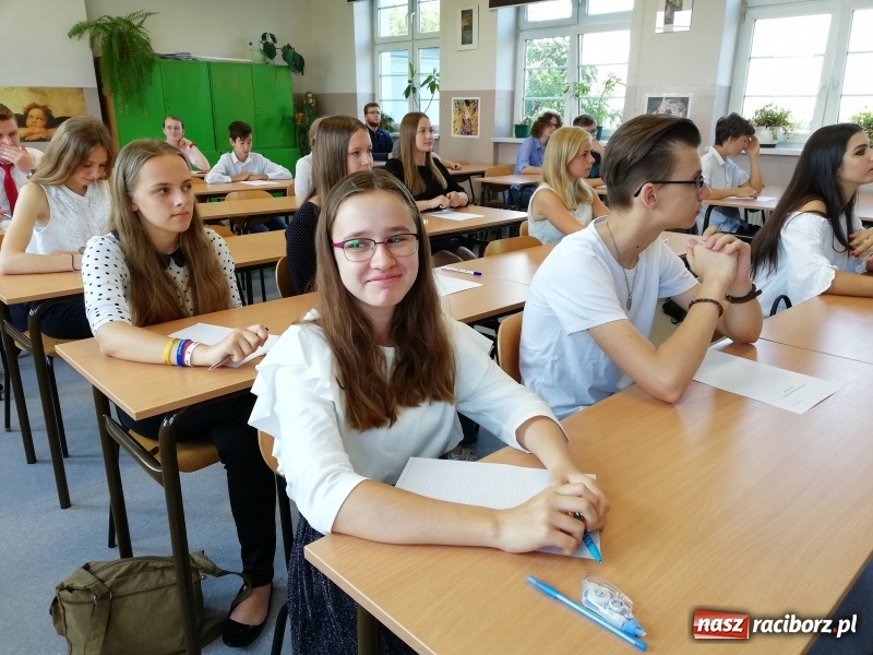 Zdjęcie w galerii na portalu naszraciborz.pl:  W szranki z ortografią w II LO. Znamy mistrzów 25. edycji wiadomości z regionu