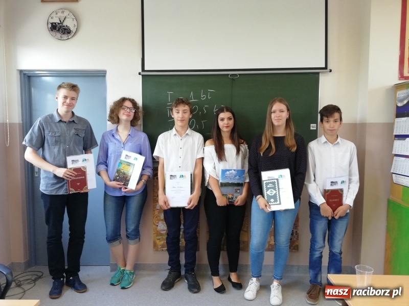 Zdjęcie w galerii na portalu naszraciborz.pl:  W szranki z ortografią w II LO. Znamy mistrzów 25. edycji wiadomości z regionu