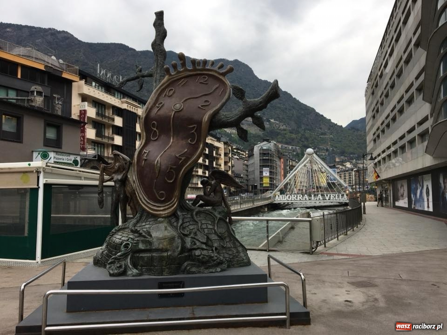 Zdjęcie w galerii na portalu naszraciborz.pl: Objazdowa wycieczka uczniów i nauczycieli SP 4 do Barcelony wiadomości z regionu