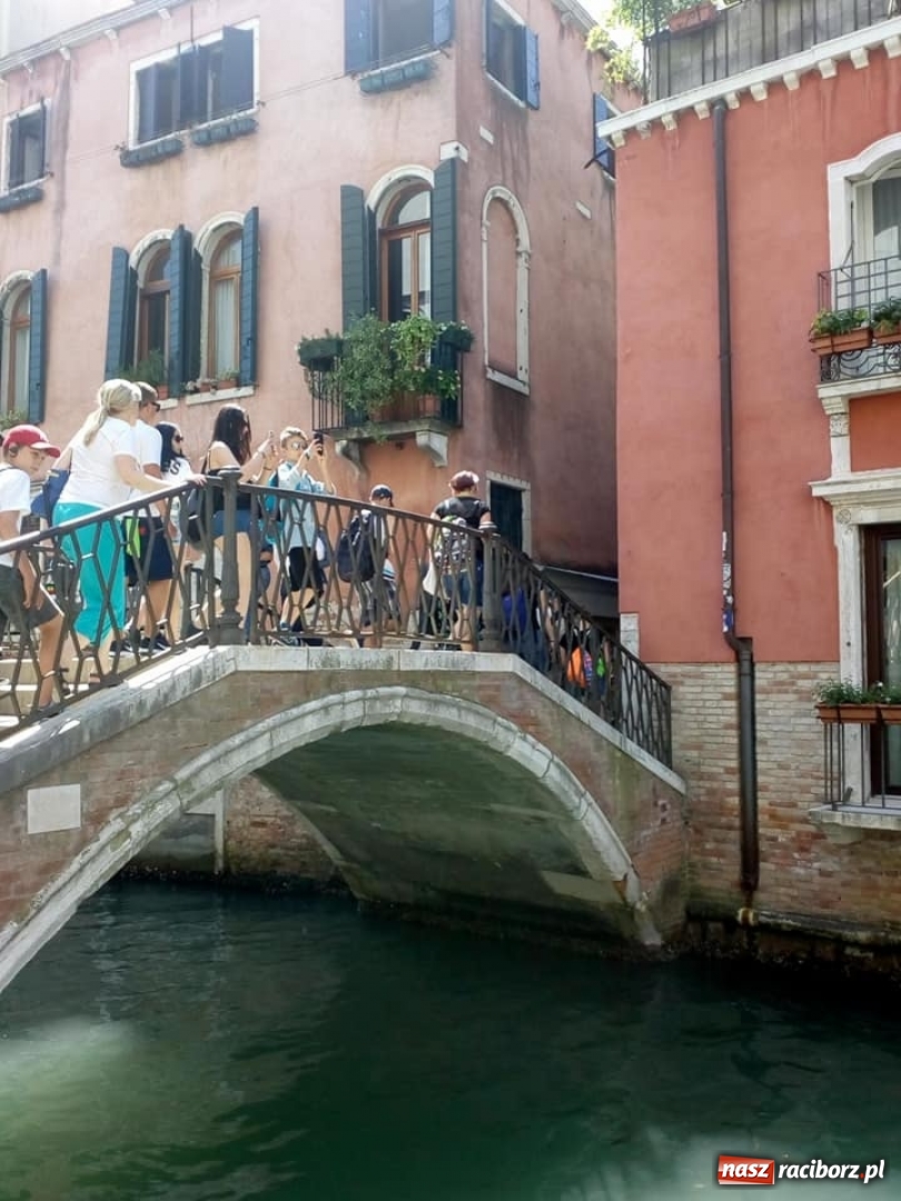 Zdjęcie w galerii na portalu naszraciborz.pl: Objazdowa wycieczka uczniów i nauczycieli SP 4 do Barcelony wiadomości z regionu