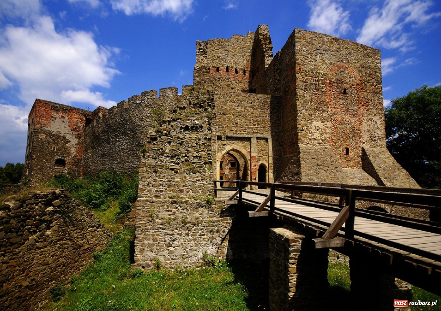 Zdjęcie w galerii na portalu naszraciborz.pl: Zamki, pałace, ogrody kwiatowe i piwnice winne – poznaj z nami Bramę Morawską! wiadomości z regionu