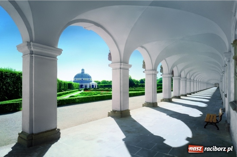 Zdjęcie w galerii na portalu naszraciborz.pl: Zamki, pałace, ogrody kwiatowe i piwnice winne – poznaj z nami Bramę Morawską! wiadomości z regionu