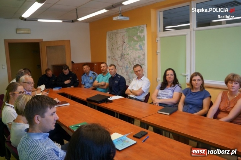 Zdjęcie w galerii na portalu naszraciborz.pl: Policja zwraca uwagę na składowiska odpadów. Spotkanie służb w raciborskiej PSP w sprawie zagrożeń  wiadomości z regionu