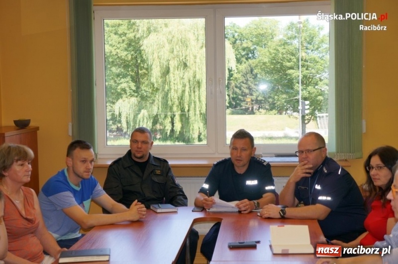 Zdjęcie w galerii na portalu naszraciborz.pl: Policja zwraca uwagę na składowiska odpadów. Spotkanie służb w raciborskiej PSP w sprawie zagrożeń  wiadomości z regionu