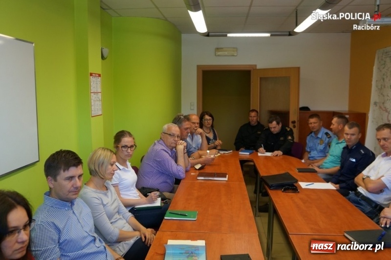 Zdjęcie w galerii na portalu naszraciborz.pl: Policja zwraca uwagę na składowiska odpadów. Spotkanie służb w raciborskiej PSP w sprawie zagrożeń  wiadomości z regionu