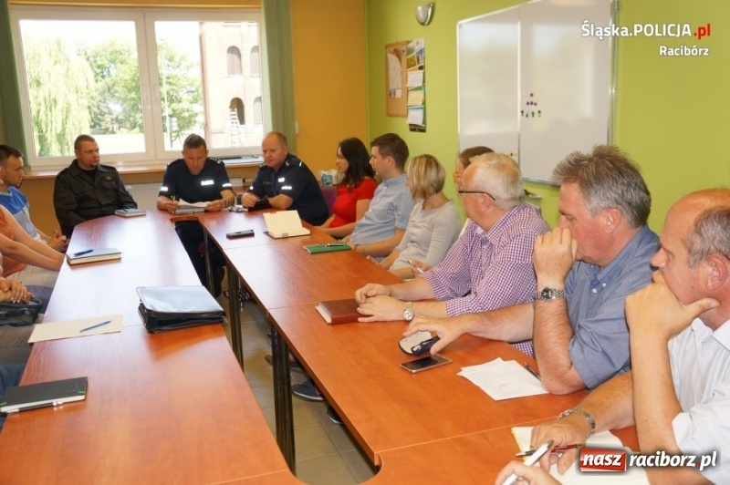 Zdjęcie w galerii na portalu naszraciborz.pl: Policja zwraca uwagę na składowiska odpadów. Spotkanie służb w raciborskiej PSP w sprawie zagrożeń  wiadomości z regionu
