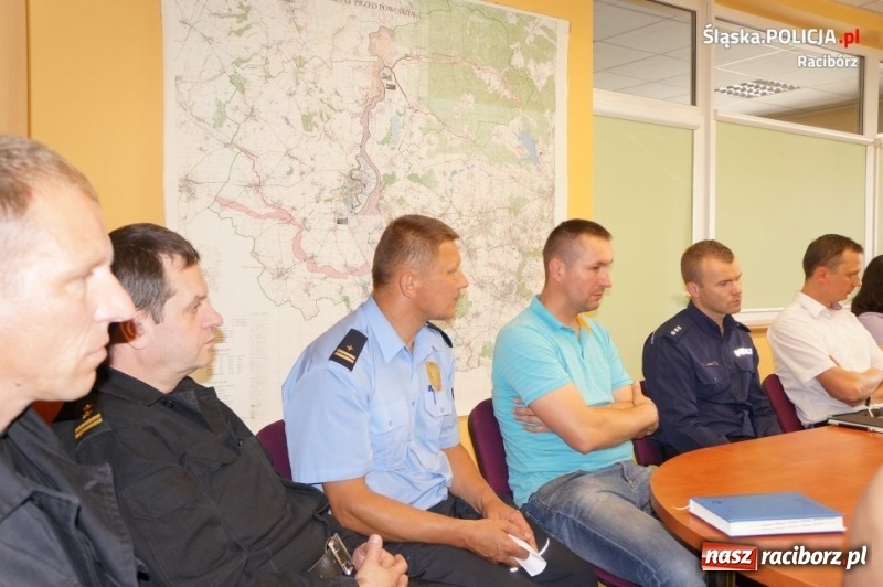 Zdjęcie w galerii na portalu naszraciborz.pl: Policja zwraca uwagę na składowiska odpadów. Spotkanie służb w raciborskiej PSP w sprawie zagrożeń  wiadomości z regionu
