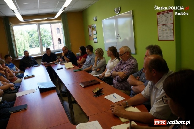 Zdjęcie w galerii na portalu naszraciborz.pl: Policja zwraca uwagę na składowiska odpadów. Spotkanie służb w raciborskiej PSP w sprawie zagrożeń  wiadomości z regionu