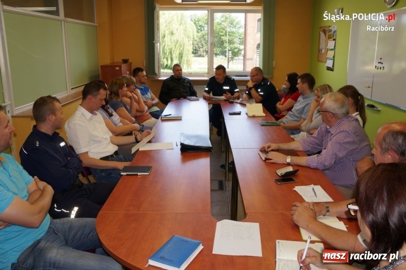 Zdjęcie w galerii na portalu naszraciborz.pl: Policja zwraca uwagę na składowiska odpadów. Spotkanie służb w raciborskiej PSP w sprawie zagrożeń  wiadomości z regionu