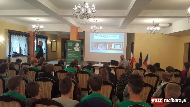 Zdjęcie w galerii na portalu naszraciborz.pl: Twarzą w twarz bez Internetu. Polsko-czeski projekt szkoły na Ostrogu  wiadomości z regionu