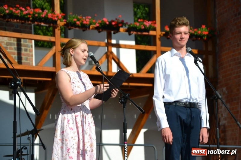 Zdjęcie w galerii na portalu naszraciborz.pl: Koncert piosenek Agnieszki Osieckiej i plener na zamku wiadomości z regionu