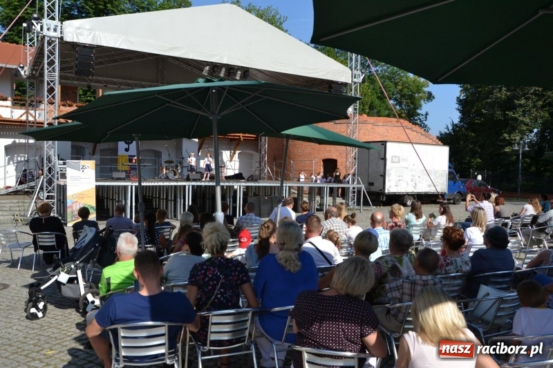 Zdjęcie w galerii na portalu naszraciborz.pl: Koncert piosenek Agnieszki Osieckiej i plener na zamku wiadomości z regionu