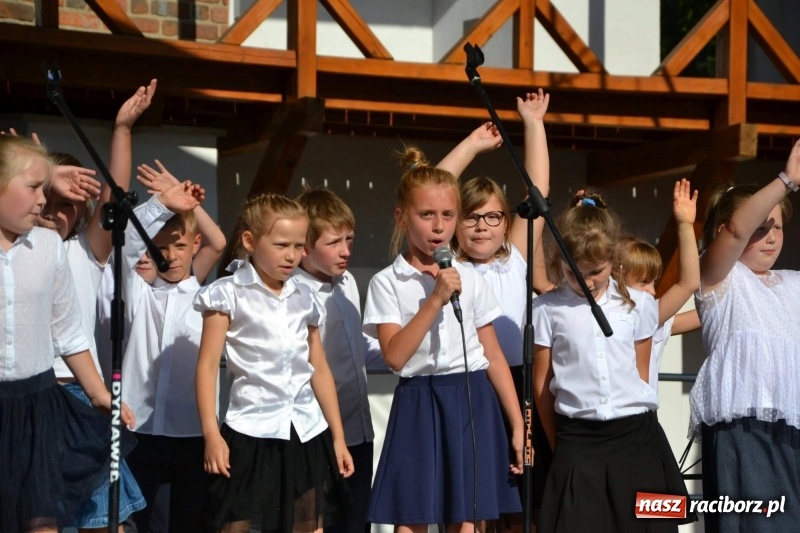 Zdjęcie w galerii na portalu naszraciborz.pl: Koncert piosenek Agnieszki Osieckiej i plener na zamku wiadomości z regionu