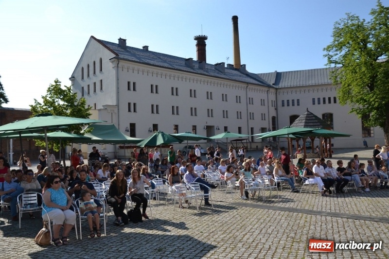Zdjęcie w galerii na portalu naszraciborz.pl: Koncert piosenek Agnieszki Osieckiej i plener na zamku wiadomości z regionu