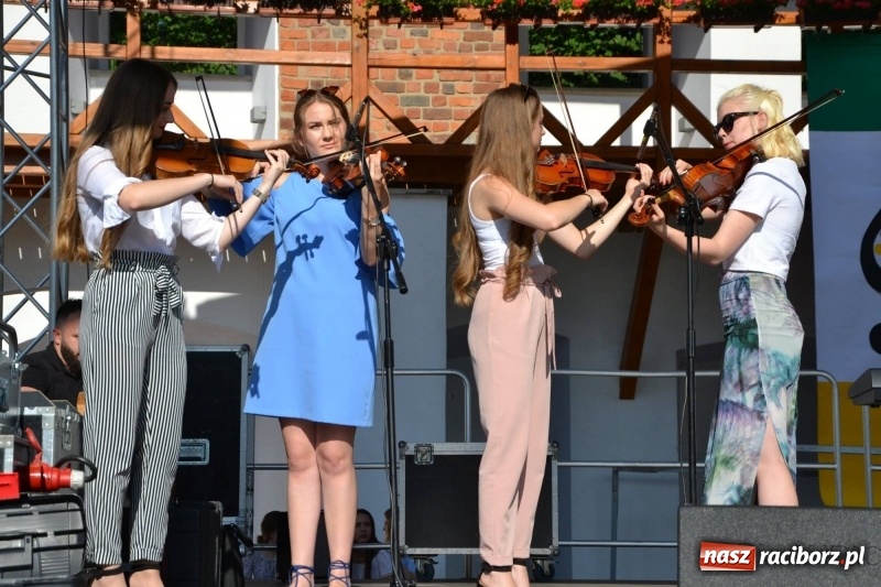 Zdjęcie w galerii na portalu naszraciborz.pl: Koncert piosenek Agnieszki Osieckiej i plener na zamku wiadomości z regionu