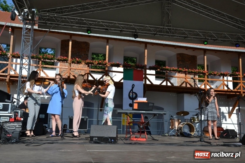 Zdjęcie w galerii na portalu naszraciborz.pl: Koncert piosenek Agnieszki Osieckiej i plener na zamku wiadomości z regionu