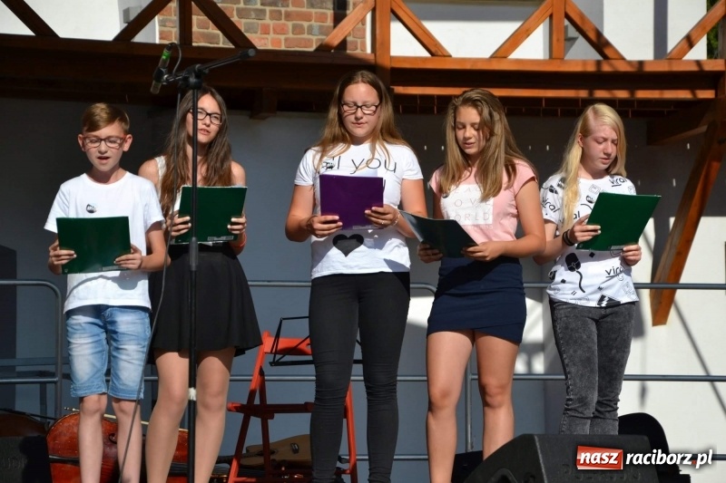 Zdjęcie w galerii na portalu naszraciborz.pl: Koncert piosenek Agnieszki Osieckiej i plener na zamku wiadomości z regionu