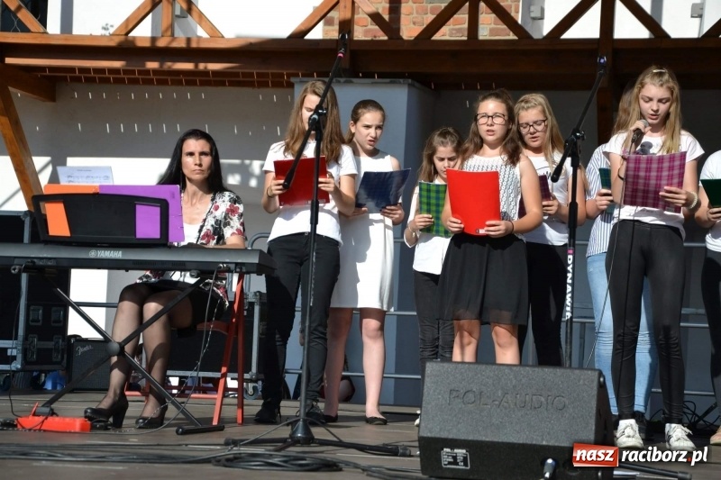 Zdjęcie w galerii na portalu naszraciborz.pl: Koncert piosenek Agnieszki Osieckiej i plener na zamku wiadomości z regionu